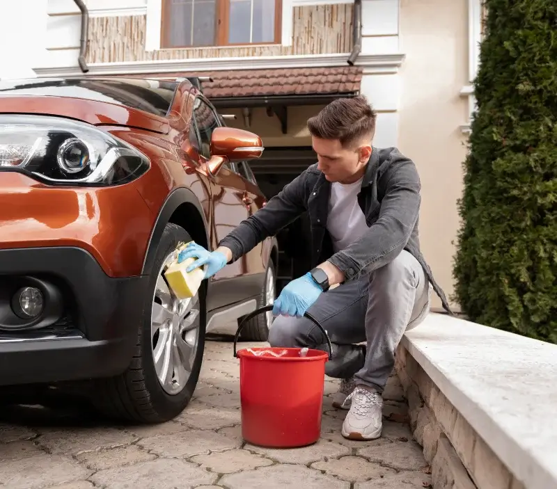 Lavage auto à domicile Le Bas Ségala : professionnel intervenant sur un véhicule